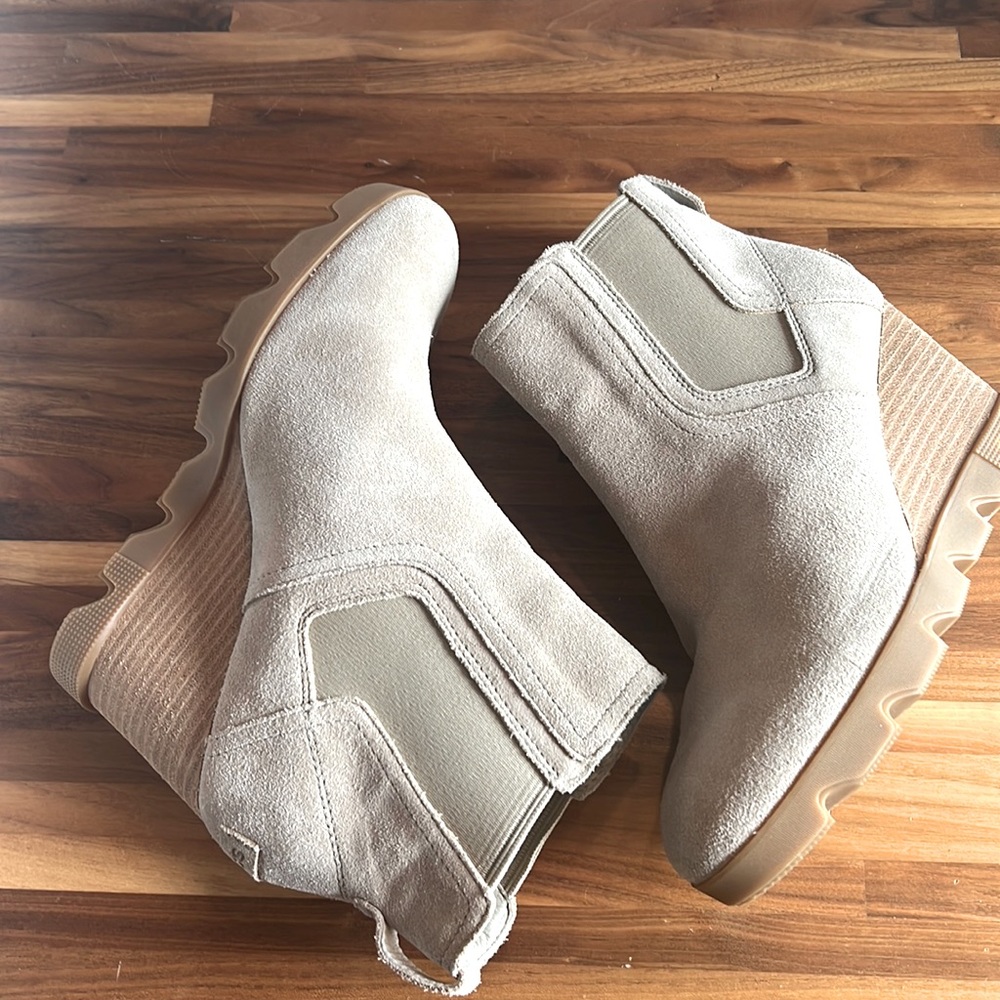 Sorel boots. 9.5. Worn once, like new!